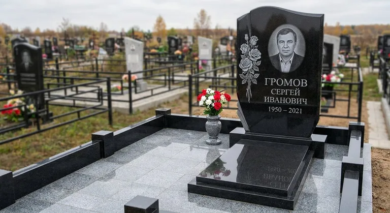 Памятник с гравировкой роз — выполненная работа «Громов» в Москве