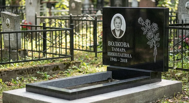 Памятник с гравировкой роз — выполненная работа «Волкова» в Москве