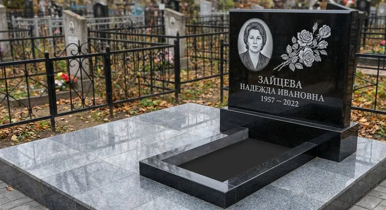 Памятник с гравировкой роз — выполненная работа «Зайцева» в Москве