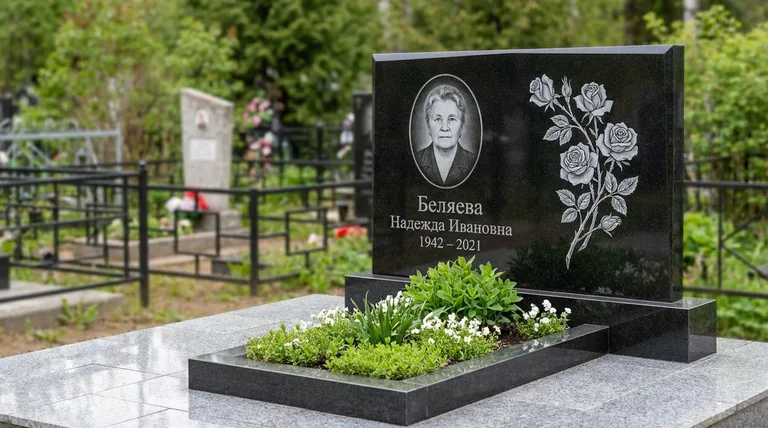 Памятник с гравировкой роз — выполненная работа «Беляева» в Москве