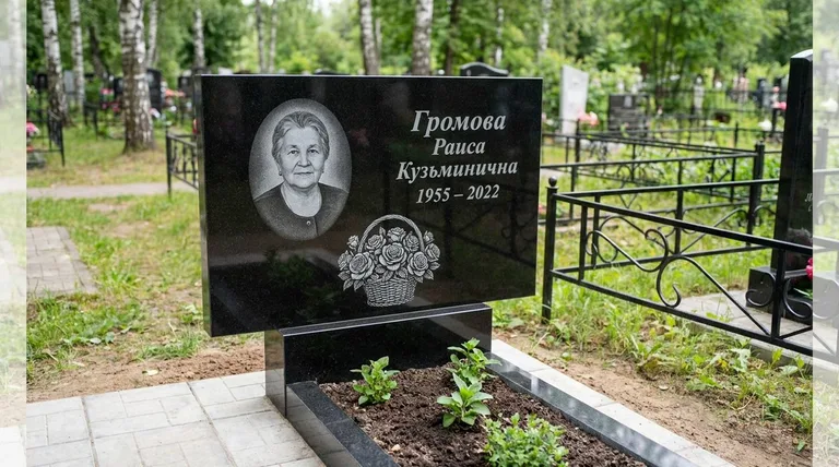 Памятник с гравировкой роз — выполненная работа «Громова» в Москве