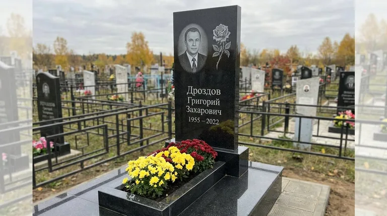 Памятник с гравировкой роз — выполненная работа «Дроздов» в Москве