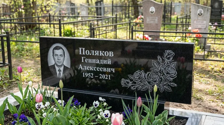 Памятник с гравировкой роз — выполненная работа «Поляков» в Москве