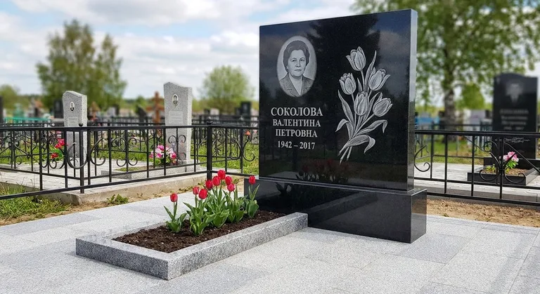 Памятник с гравировкой тюльпанов — выполненная работа «Соколова» в Москве