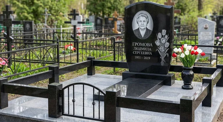 Памятник с гравировкой тюльпанов — выполненная работа «Громова» в Москве