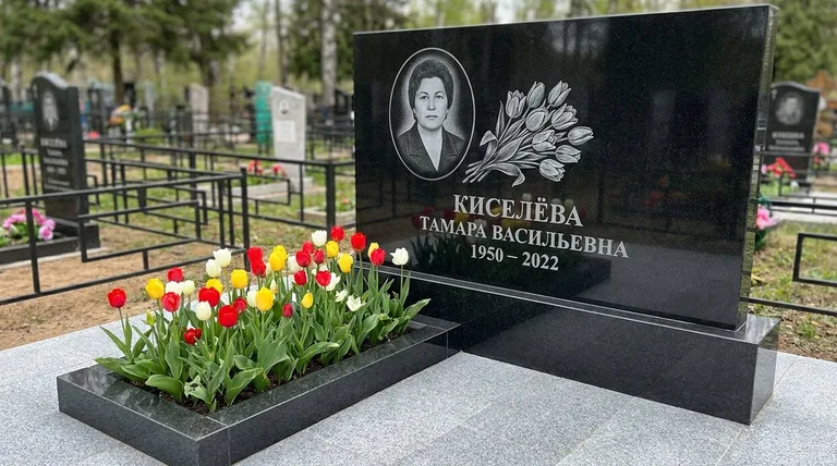 Памятник с гравировкой тюльпанов — выполненная работа «Киселёва» в Москве
