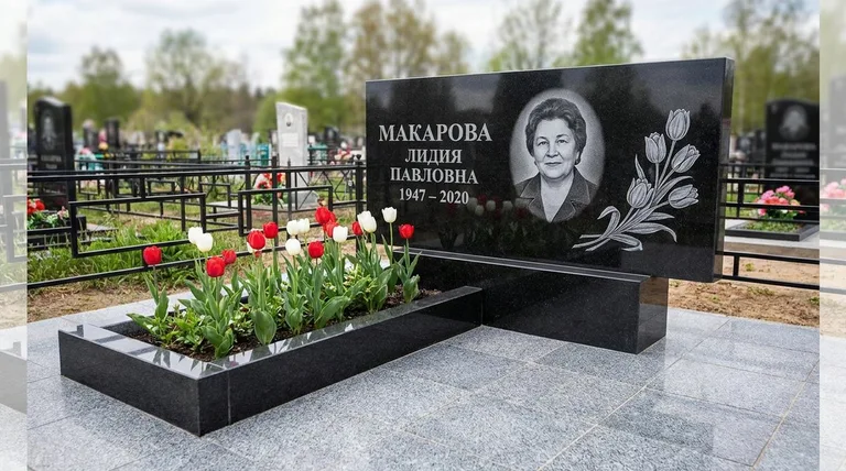 Памятник с гравировкой тюльпанов — выполненная работа «Макарова» в Москве