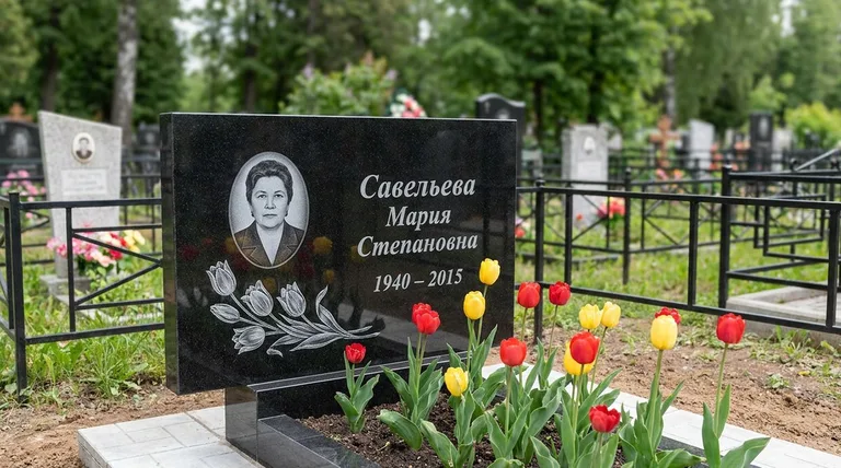 Памятник с гравировкой тюльпанов — выполненная работа «Савельева» в Москве
