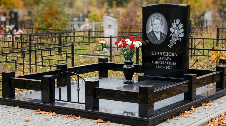 Памятник с гравировкой тюльпанов — выполненная работа «Кузнецова» в Москве