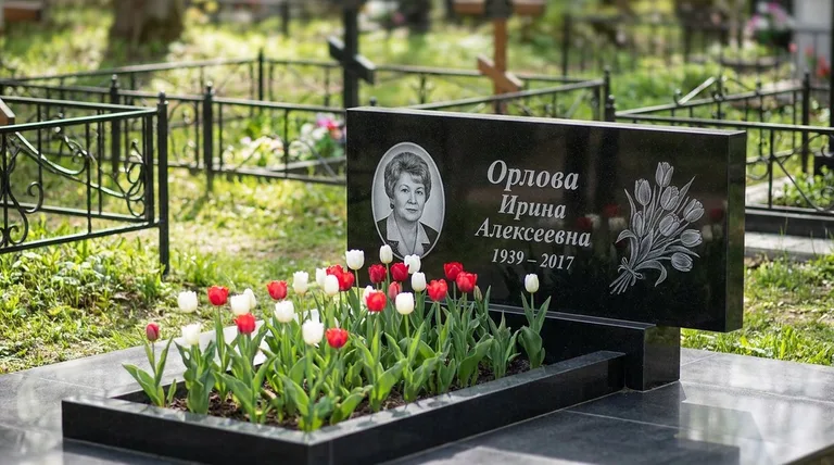 Памятник с гравировкой тюльпанов — выполненная работа «Орлова» в Москве