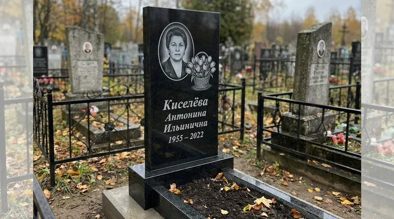 Памятник с гравировкой тюльпанов — выполненная работа «Киселёва» в Москве