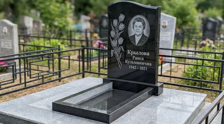Памятник с гравировкой тюльпанов — выполненная работа «Крылова» в Москве