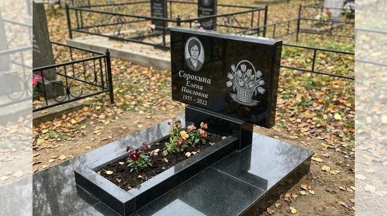 Памятник с гравировкой тюльпанов — выполненная работа «Сорокина» в Москве