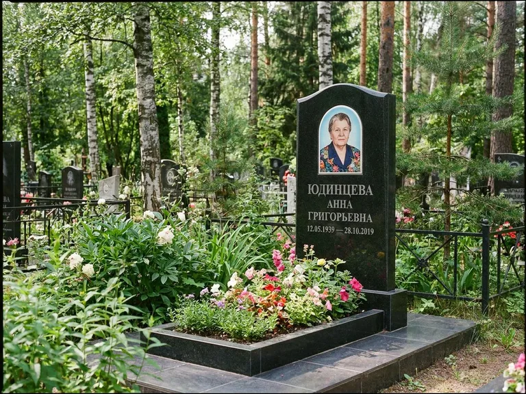 Овальный портрет на памятнике весной в Москве