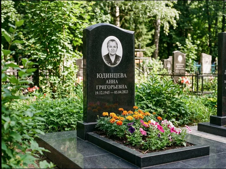 Овальный портрет на сером граните — работа «Юдинцева» в Москве