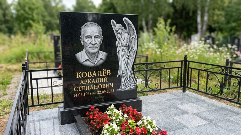 Гравировка ангела на памятник в Москве — памятник из чёрного гранита с гравировкой