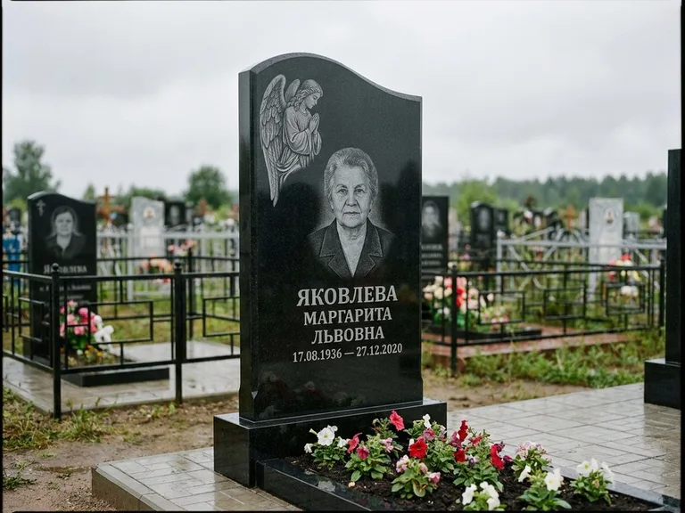 Памятник с гравировкой ангела — гравировка молящегося ангела в верхней части стелы, работа «Яковлева» в Москве