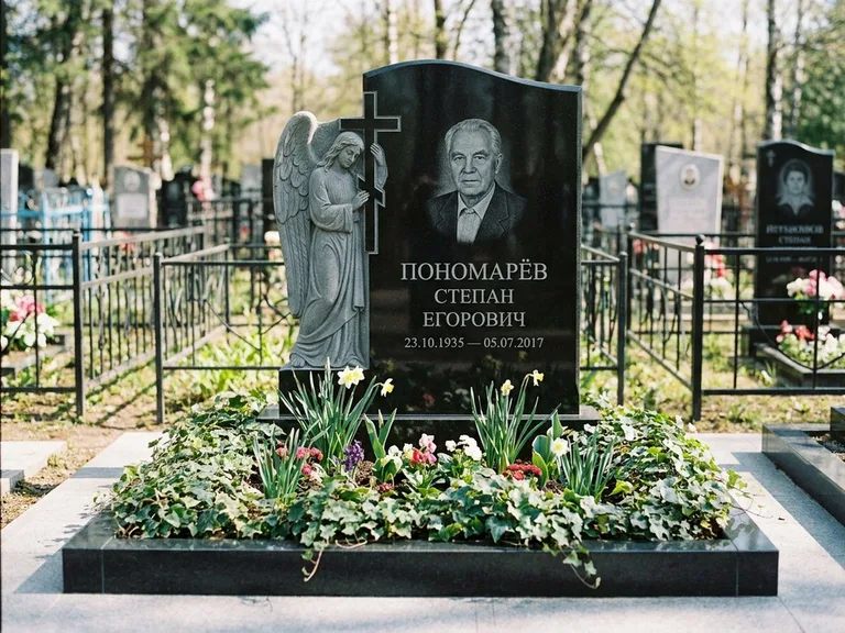 Памятник с гравировкой ангела — гравировка ангела с крестом рядом с эпитафией, работа «Пономарёв» в Москве