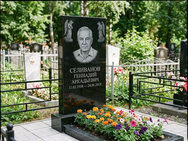 Памятник с гравировкой ангела — гравировка двух ангелов по сторонам портрета, работа «Селиванов» в Москве