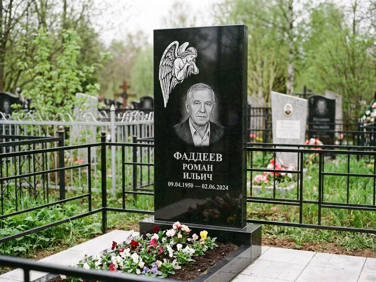 Памятник с гравировкой ангела — белая гравировка скорбящего ангела над портретом, работа «Фаддеев» в Москве
