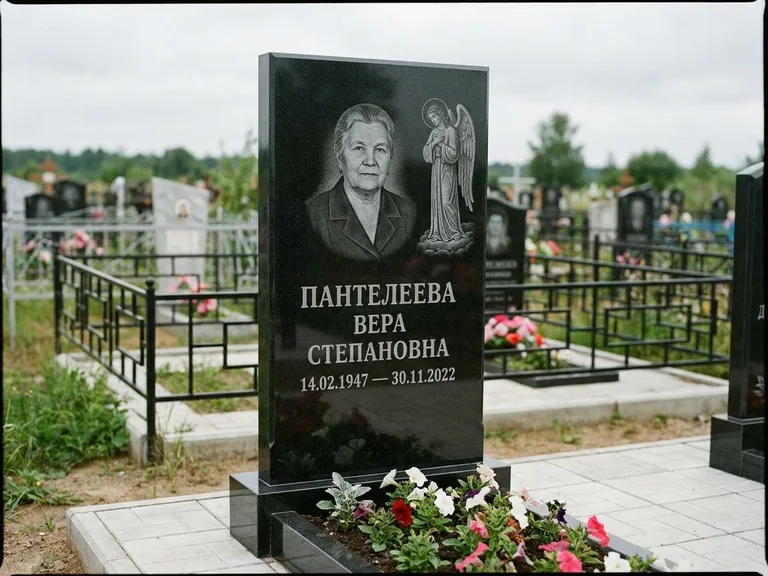 Памятник с гравировкой ангела — гравировка ангела-хранителя сбоку от портрета, работа «Пантелеева» в Москве