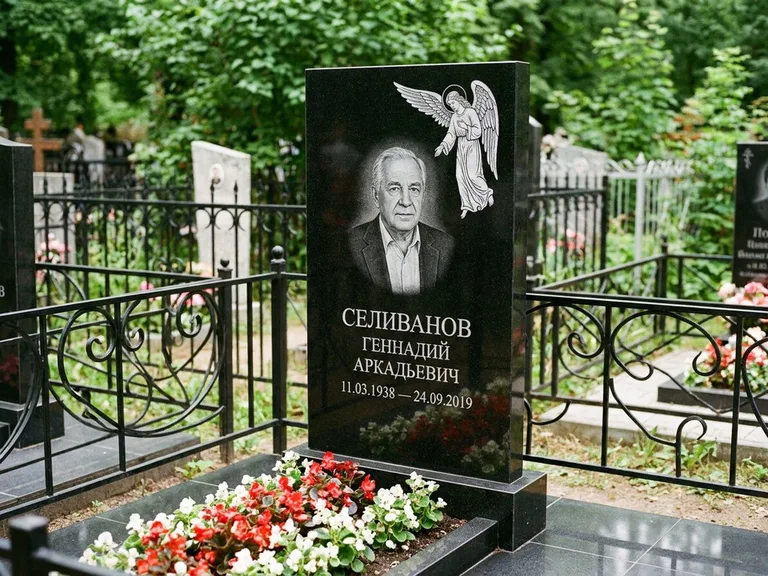 Памятник с гравировкой ангела — белая гравировка скорбящего ангела над портретом, работа «Селиванов» в Москве