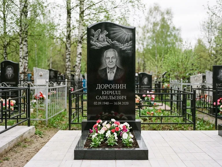 Памятник с гравировкой ангела — гравировка ангела в облаках с лучами над портретом, работа «Доронин» в Москве