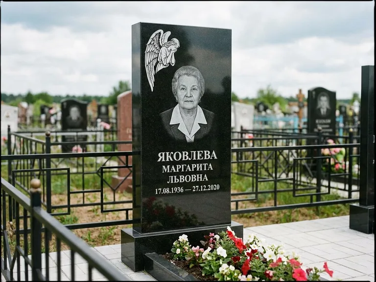 Памятник с гравировкой ангела — белая гравировка скорбящего ангела над портретом, работа «Яковлева» в Москве