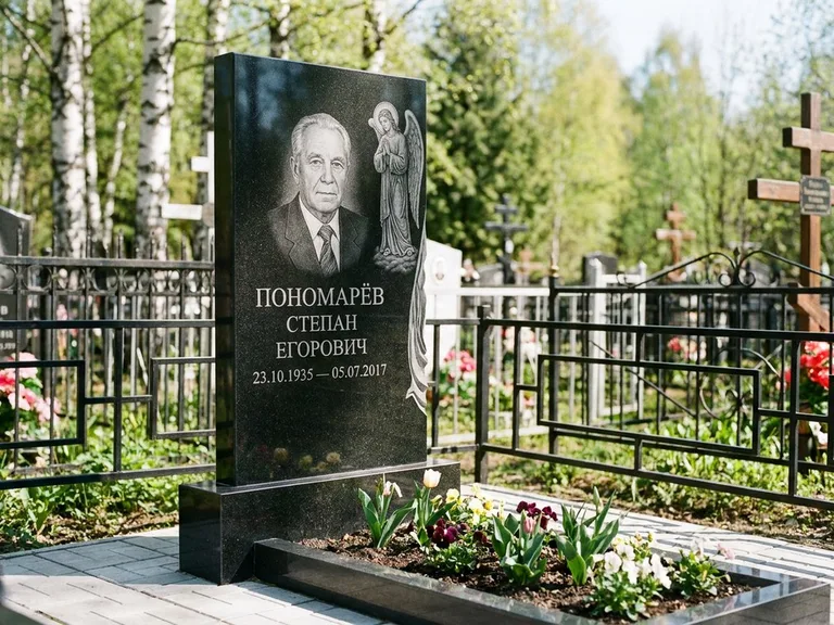 Памятник с гравировкой ангела — гравировка ангела-хранителя сбоку от портрета, работа «Пономарёв» в Москве