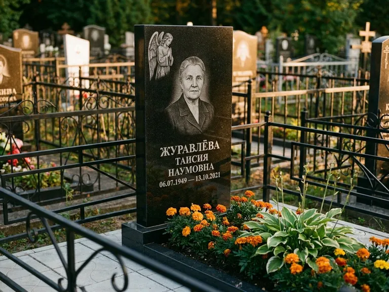 Памятник с гравировкой ангела — гравировка молящегося ангела в верхней части стелы, работа «Журавлёва» в Москве
