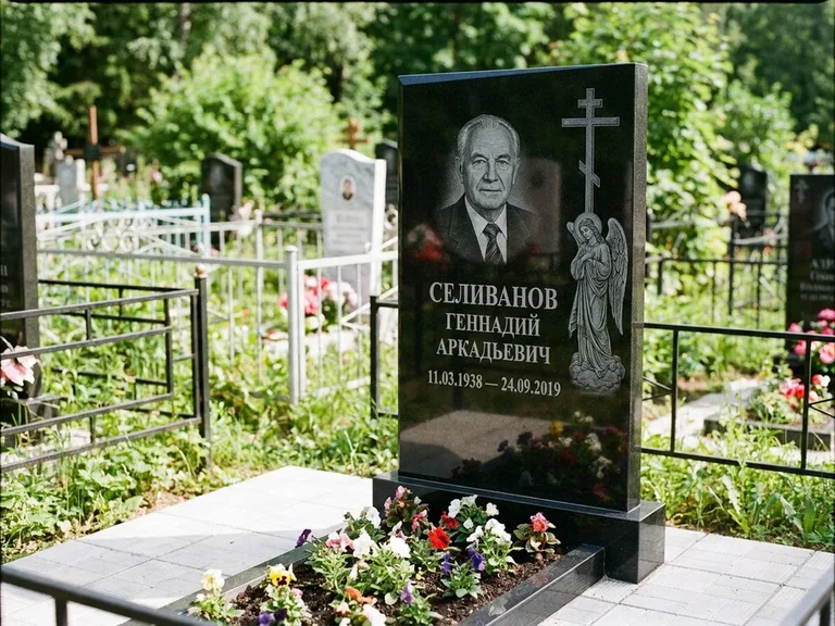 Памятник с гравировкой ангела — гравировка ангела с крестом рядом с эпитафией, работа «Селиванов» в Москве