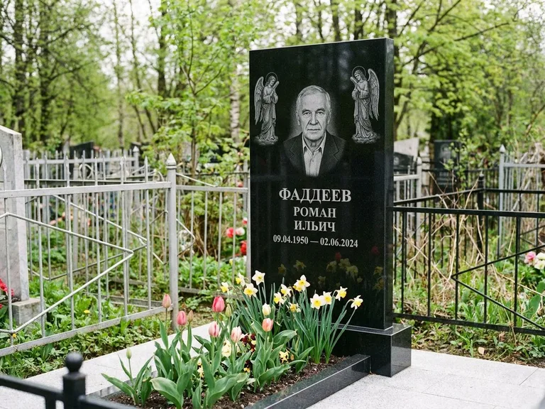 Памятник с гравировкой ангела — гравировка двух ангелов по сторонам портрета, работа «Фаддеев» в Москве