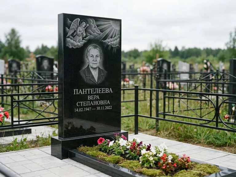 Памятник с гравировкой ангела — гравировка ангела в облаках с лучами над портретом, работа «Пантелеева» в Москве