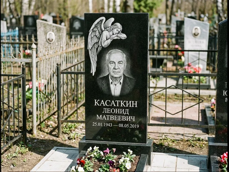 Памятник с гравировкой ангела — белая гравировка скорбящего ангела над портретом, работа «Касаткин» в Москве