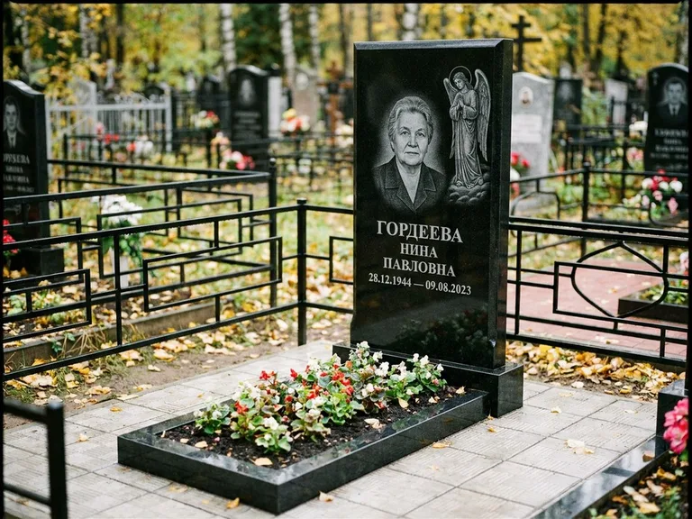 Памятник с гравировкой ангела — гравировка ангела-хранителя сбоку от портрета, работа «Гордеева» в Москве