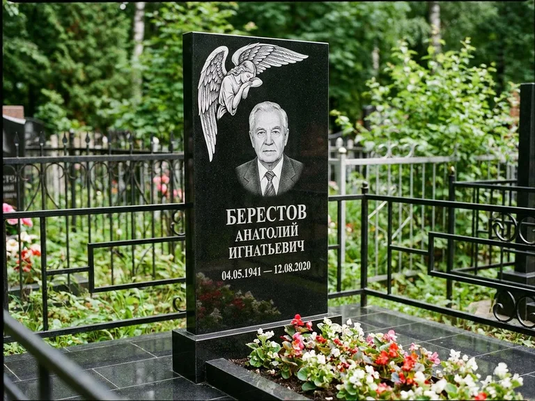 Памятник с гравировкой ангела — гравировка молящегося ангела в верхней части стелы, работа «Свиридов» в Москве