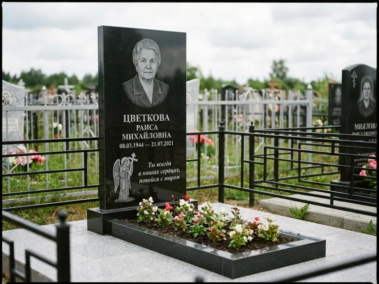 Памятник с гравировкой ангела — гравировка двух ангелов по сторонам портрета, работа «Яковлева» в Москве
