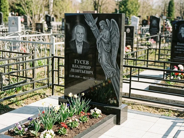 Памятник с гравировкой ангела — гравировка ангела в облаках с лучами над портретом, работа «Пономарёв» в Москве