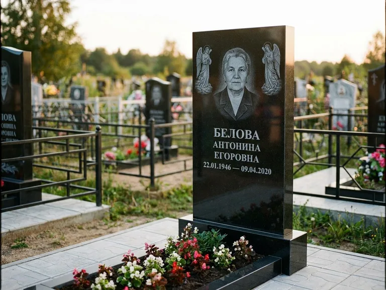Памятник с гравировкой ангела — белая гравировка скорбящего ангела над портретом, работа «Журавлёва» в Москве