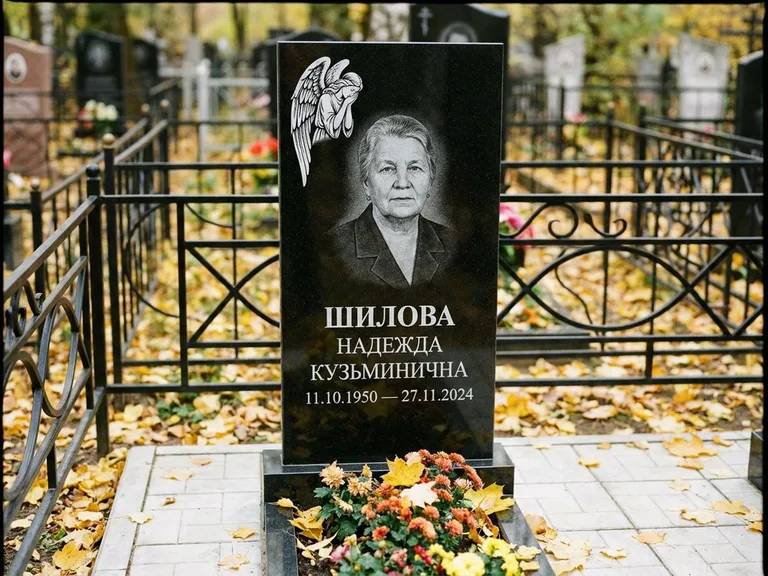 Памятник с гравировкой ангела — гравировка молящегося ангела в верхней части стелы, работа «Гордеева» в Москве