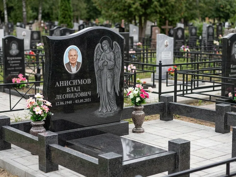 Памятник с гравировкой ангела — белая гравировка скорбящего ангела над портретом, работа «Свиридов» в Москве