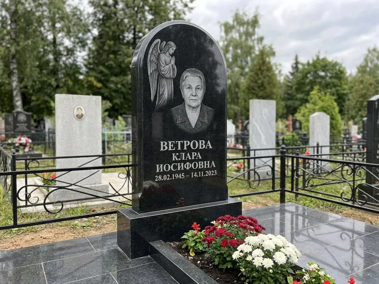 Памятник с гравировкой ангела — гравировка ангела-хранителя сбоку от портрета, работа «Игнатова» в Москве