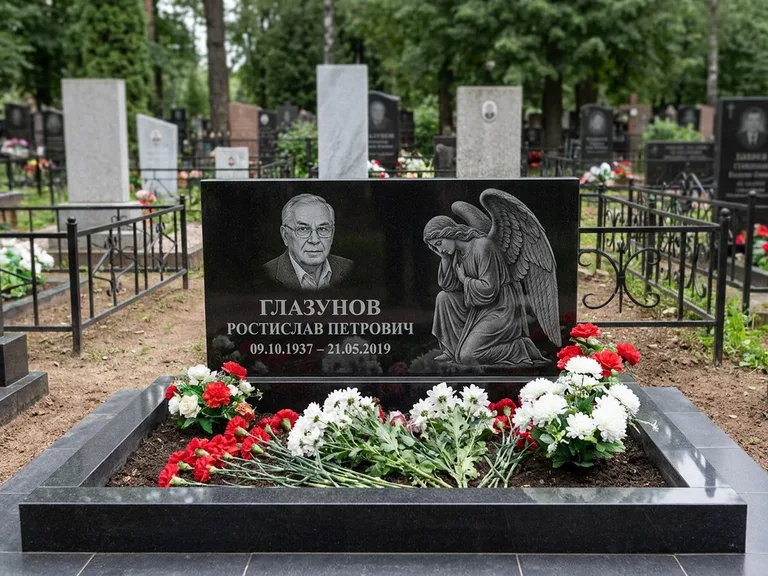 Памятник с гравировкой ангела — гравировка молящегося ангела в верхней части стелы, работа «Доронин» в Москве