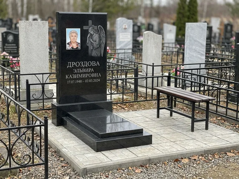 Памятник с гравировкой ангела — гравировка ангела с крестом рядом с эпитафией, работа «Яковлева» в Москве
