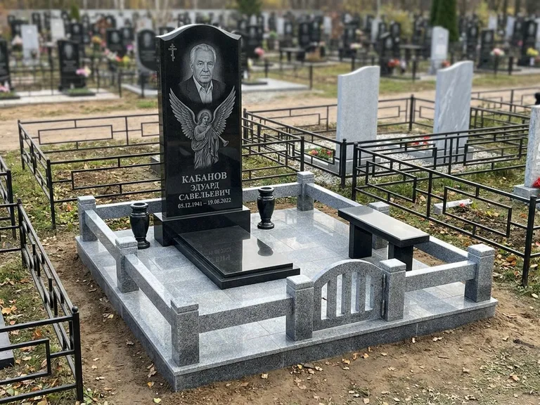 Памятник с гравировкой ангела — гравировка ангела с голубем по диагонали стелы, работа «Пономарёв» в Москве