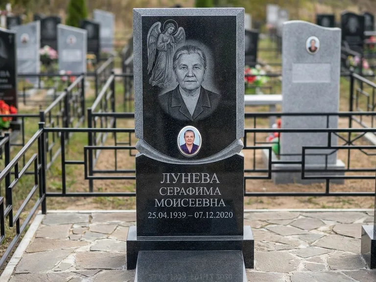 Памятник с гравировкой ангела — гравировка двух ангелов по сторонам портрета, работа «Журавлёва» в Москве