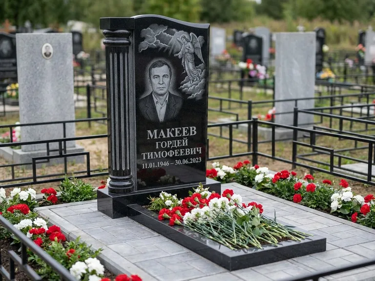 Памятник с гравировкой ангела — гравировка ангела в облаках с лучами над портретом, работа «Селиванов» в Москве