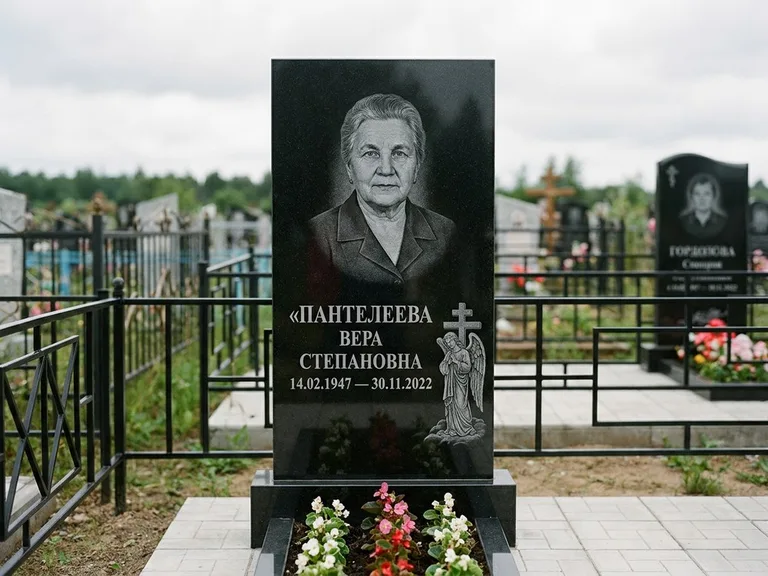 Памятник с гравировкой ангела — гравировка ангела с крестом рядом с эпитафией, работа «Пантелеева» в Москве