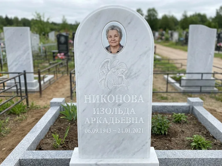Памятник с гравировкой ангела — белая гравировка скорбящего ангела над портретом, работа «Гордеева» в Москве