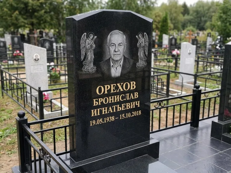 Памятник с гравировкой ангела — гравировка ангела-хранителя сбоку от портрета, работа «Фаддеев» в Москве